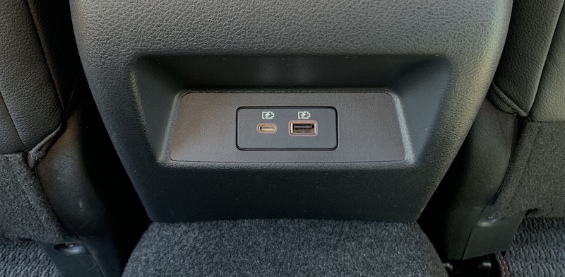 altima_rear_usb.jpg