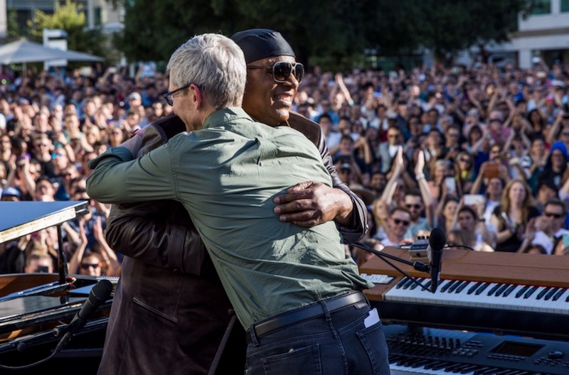 tim-cook-stevie-wonder.jpg