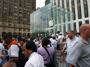 iPhone_queue_New_York_350.jpg