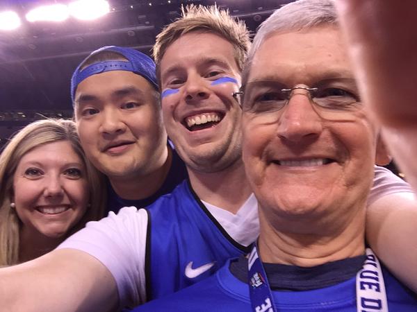 Tim-Cook-Duke-Selfie.jpg