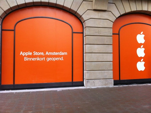 apple_store_amsterdam_orange_1.jpg
