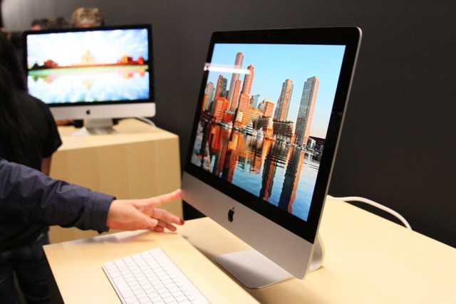 AppleOct23_handson011.jpg