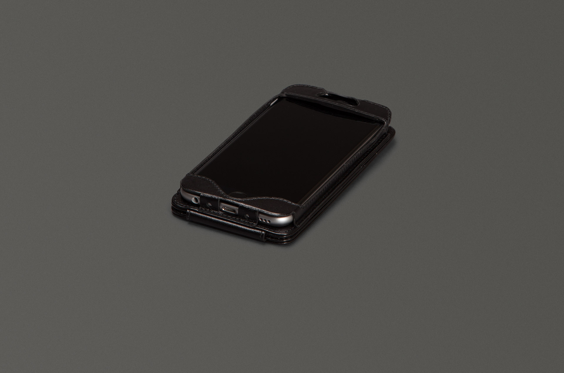 iphone_6_walletskin_black_desk.jpg