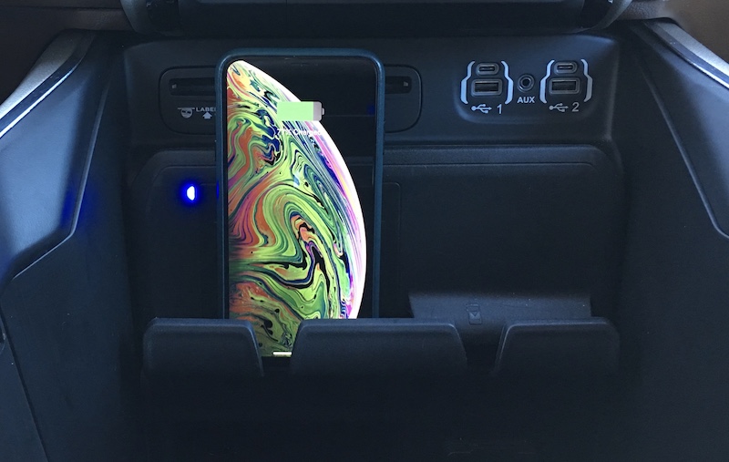 ram_1500_qi_charger_phone.jpg