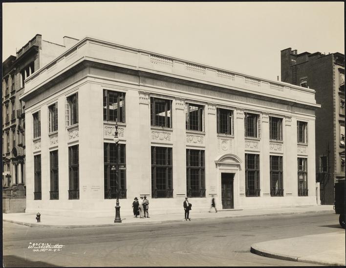 apple_store_manhattan_historical_picture.jpg