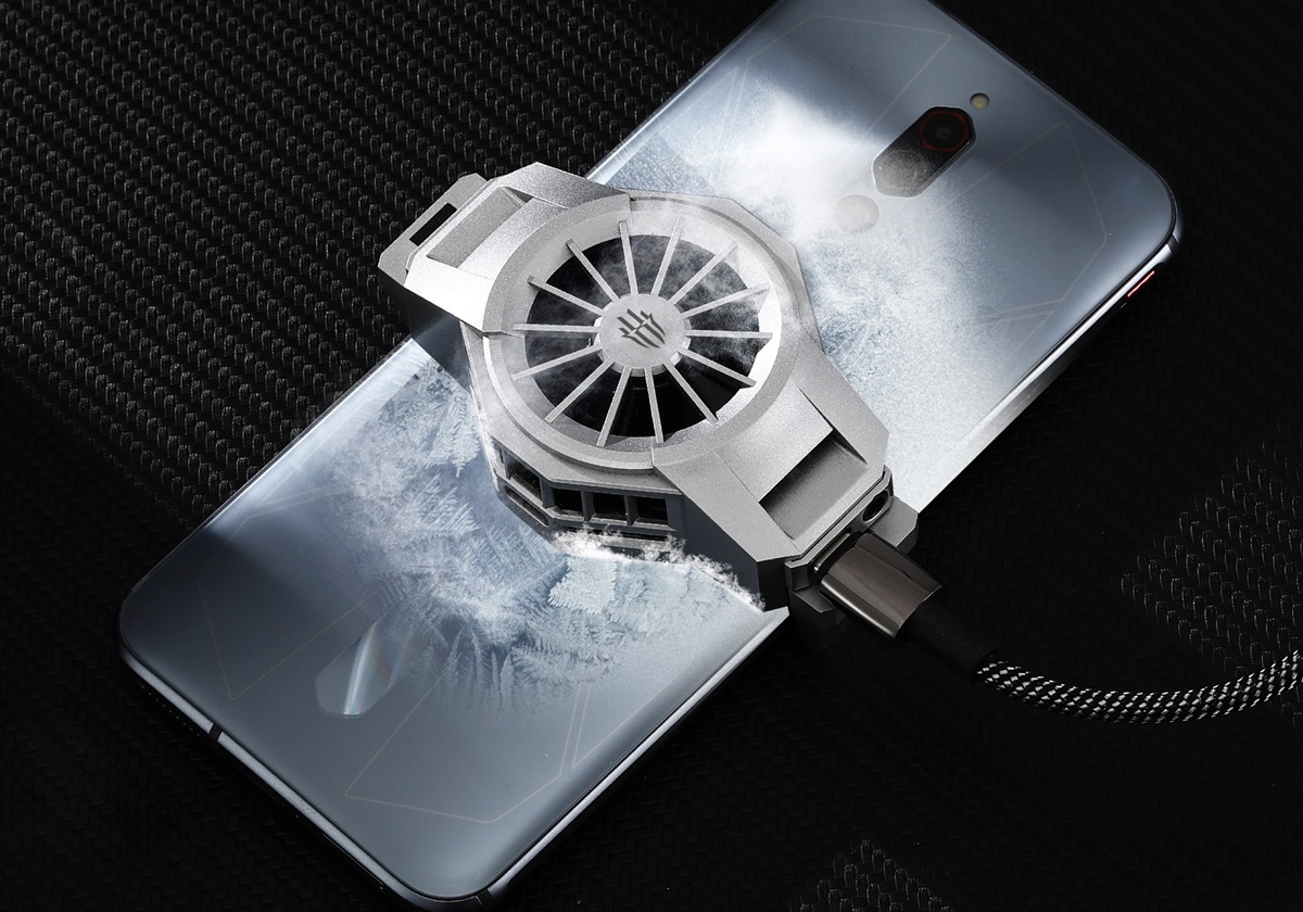 x_RedMagic-5S-Ice-Dock_lifestyle.jpg