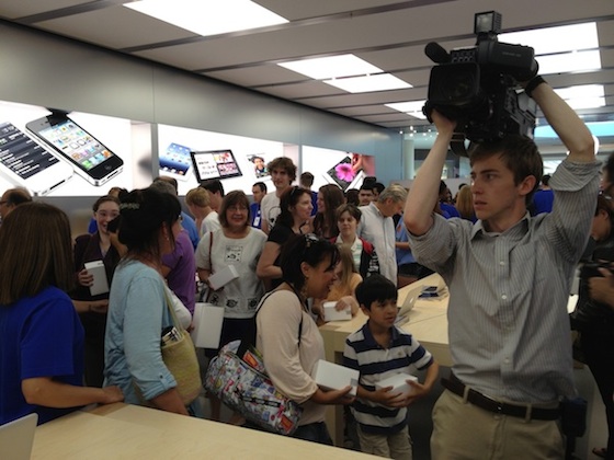 apple_store_halifax_opening.jpg
