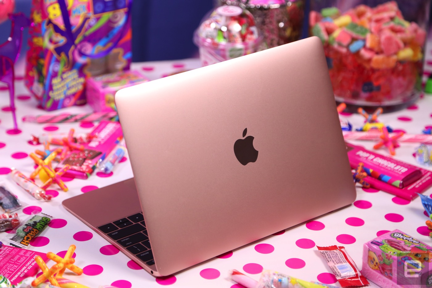 Алиса включи большой экран. Ноутбук Эппл розовый. Розовый макбук 12. Планшет Эппл айпад розовый. Макбук Эйр розовый.