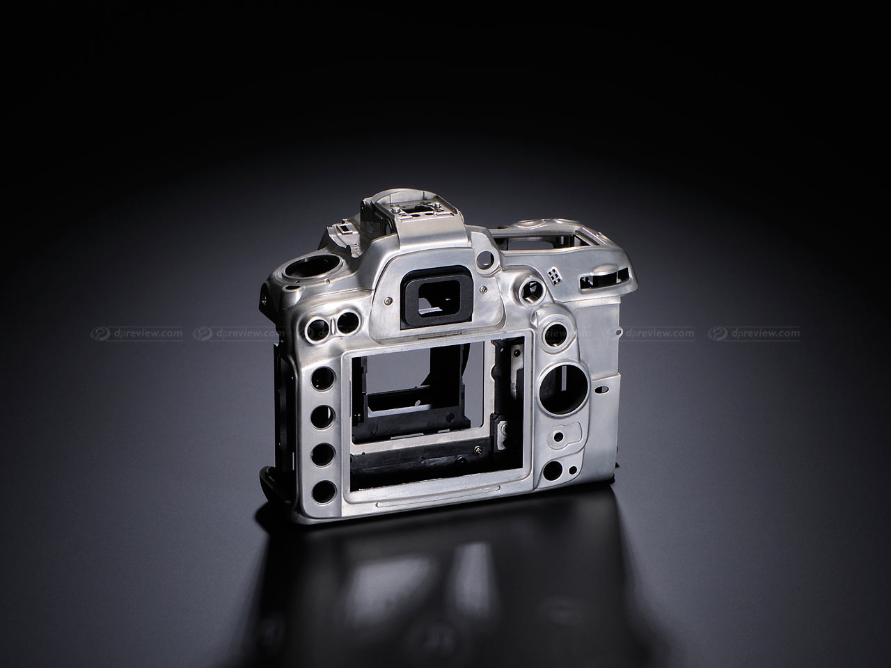 D7000_Mgbody_2_l.jpg
