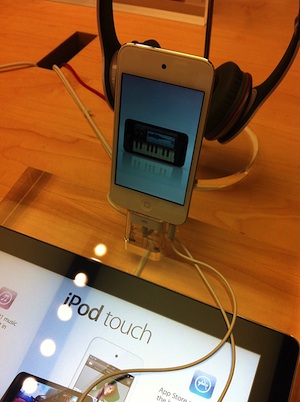 white_ipod_touch_apple_retail_store.jpg