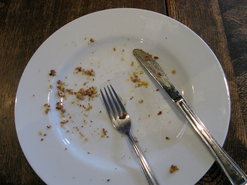 На 40 после обеда. Пустые тарелки после еды. Пустая тарелка. Пустая тарелка с едой. Пустые тарелки после ед.