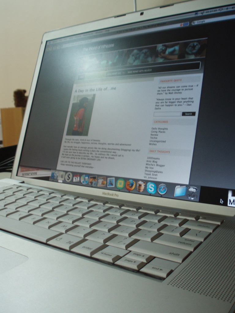 Apple_MacBook_Pro_2.16GHz-2007-07-22.jpg