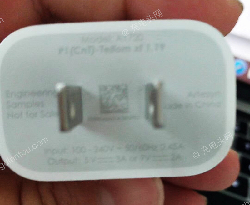 apple_18w_charger_prongs.jpg