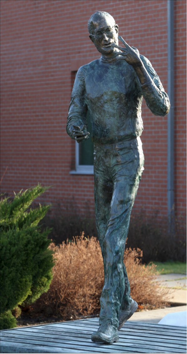Steve-Jobs-Statue.jpg