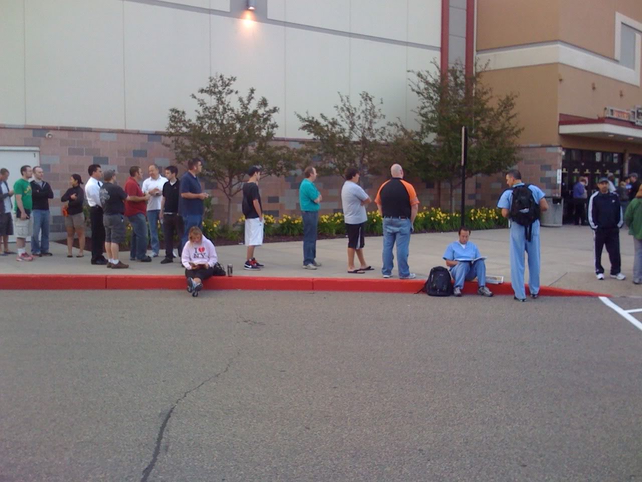 iPhone-4-launch-Southdale2.jpg