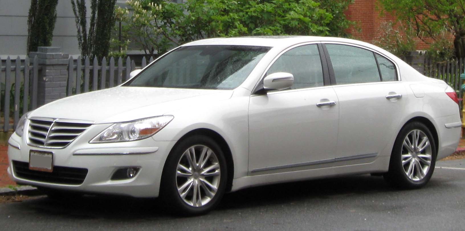 Hyundai_Genesis_--_04-13-2010.jpg