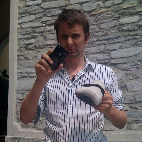 Matthew_Bellamy%E2%80%94it%27s_a_shoe%21.jpg