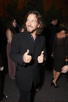 eb243053c20126ac7442fcccf6f3b86d--eddie-vedder-pearl-jam.jpg