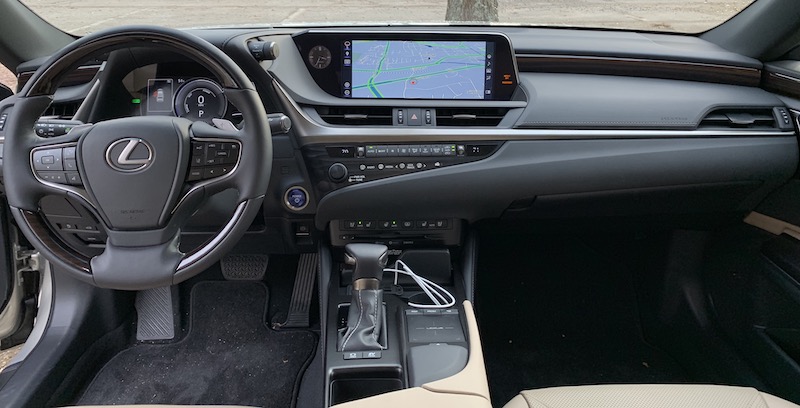 lexus_es_cockpit.jpg