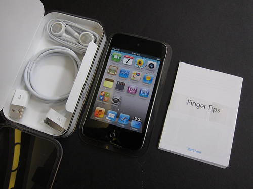 104709-4gen_ipod_touch_unbox.jpg