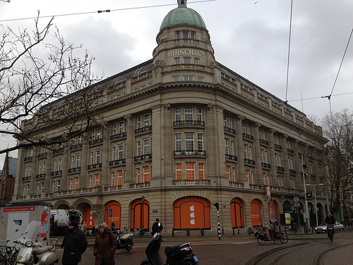 apple_store_amsterdam_orange_2.jpg