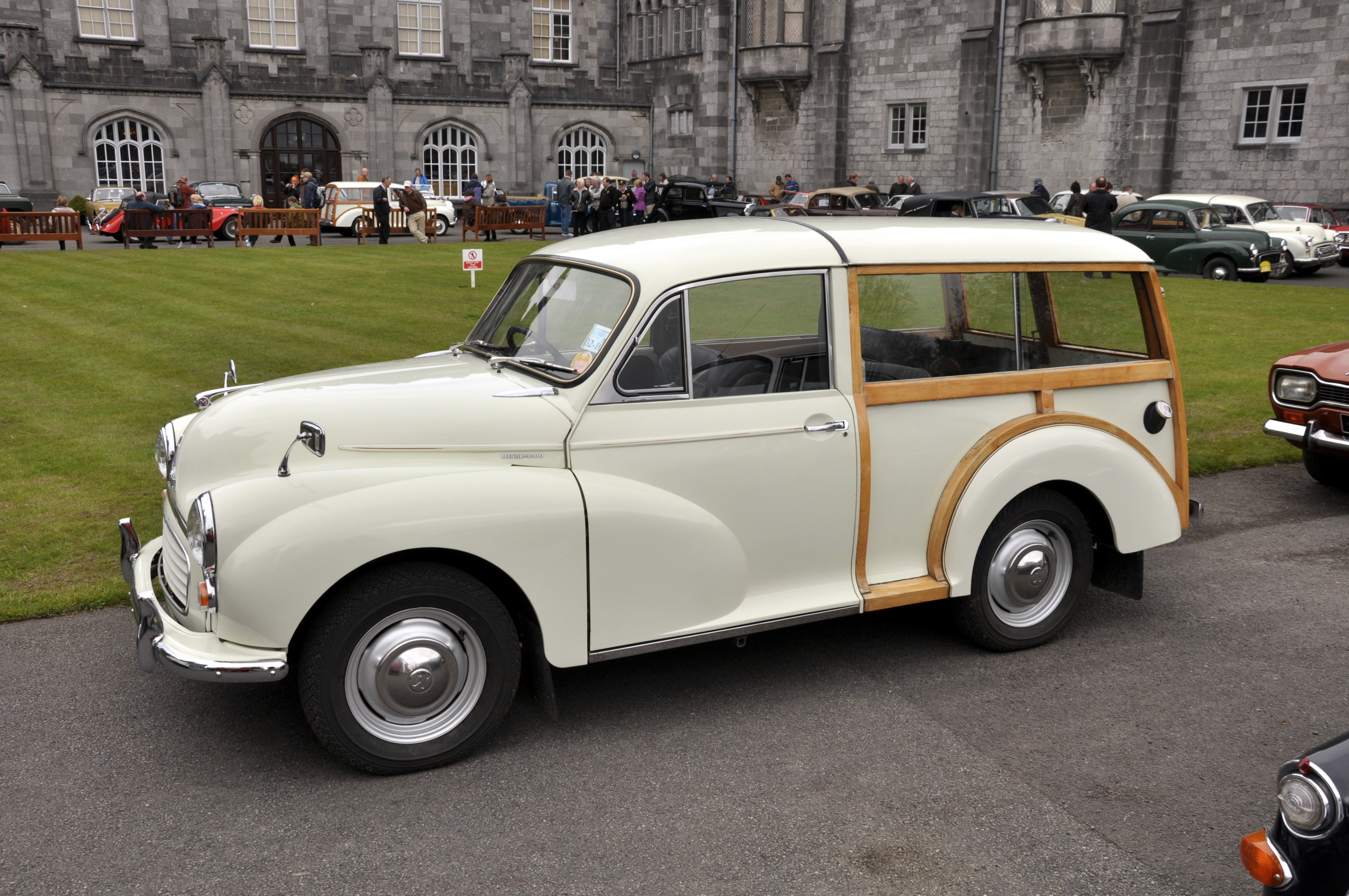 morris-minor-traveller-01.jpg
