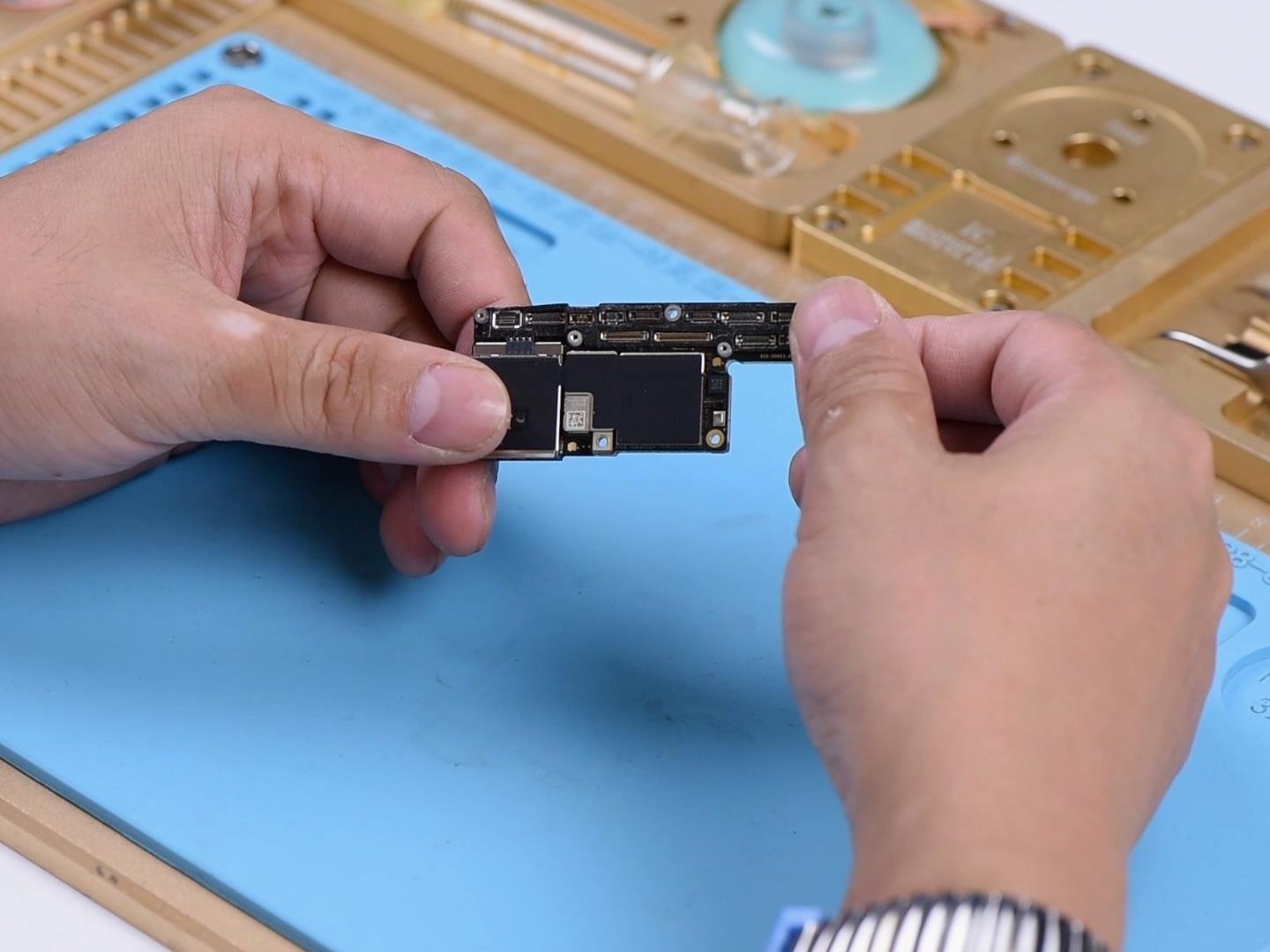 www.ifixit.com