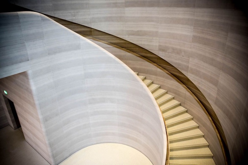 apple_store_singapore_stairs.jpg