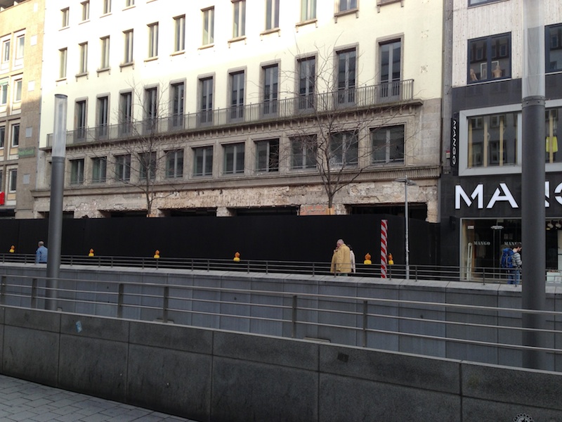 apple_store_hanover_barricades.jpg