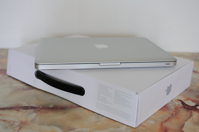 DSC_0231-MacBook-Pro-13-Placed-on-Box.jpg