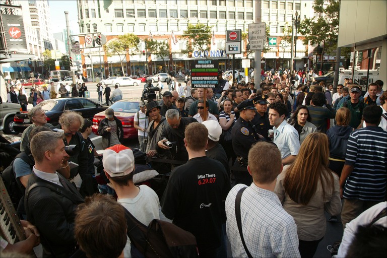 iphone-crowds-on-launch-day.jpg