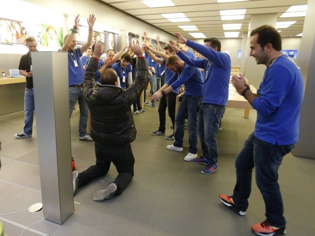 Apple-worship-via-AP-640x480.jpg