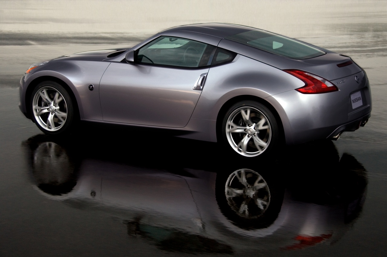 2010_nissan_370z_rear.jpg