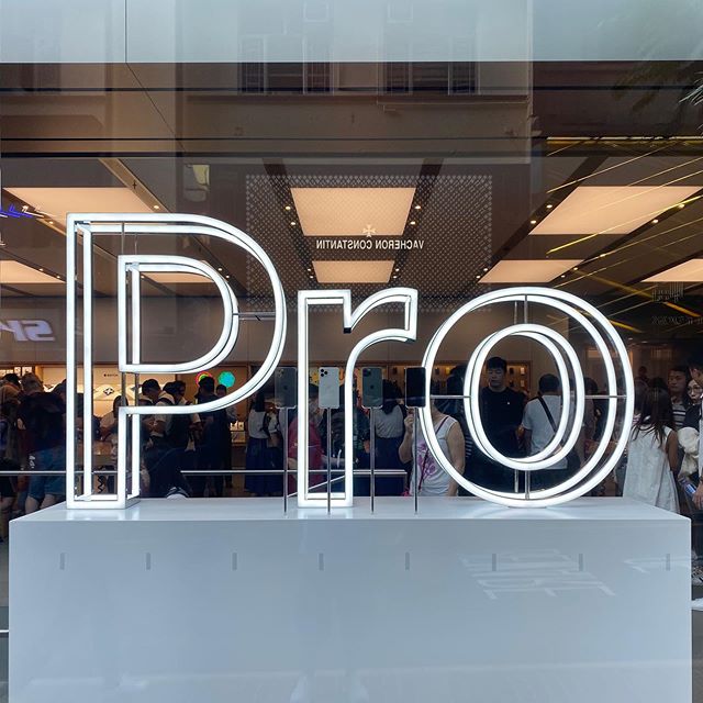 apple-store-iphone-11-pro-sign.jpg