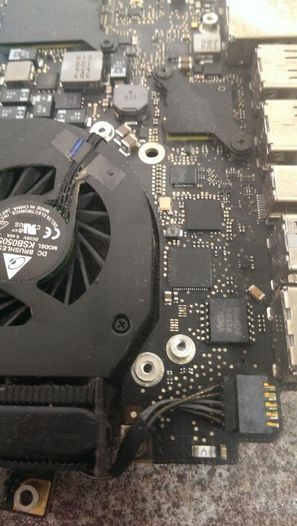 macbookmobo1_zpsf58ab894.jpg