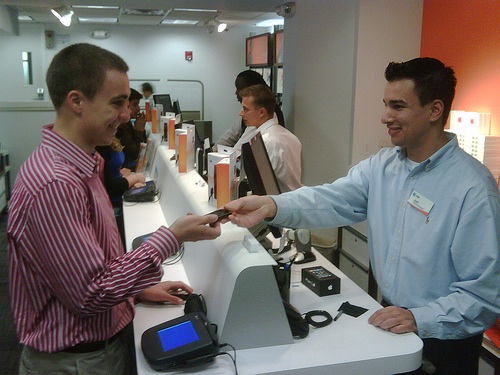 131343-att_iphone_customer.jpg