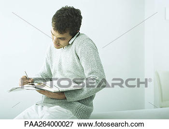 man-holding-cell_~PAA264000027.jpg