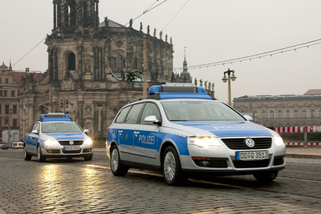 Polizei_Sachsen_VW_Passat.JPG