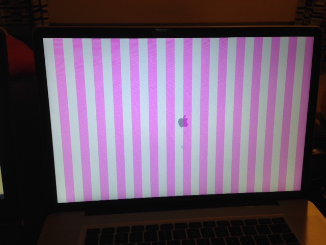 Розовый экран ноутбука. Полосы на мониторе. Полосы на экране макбука. IMAC полосы на экране. Макбук экран в полоску.