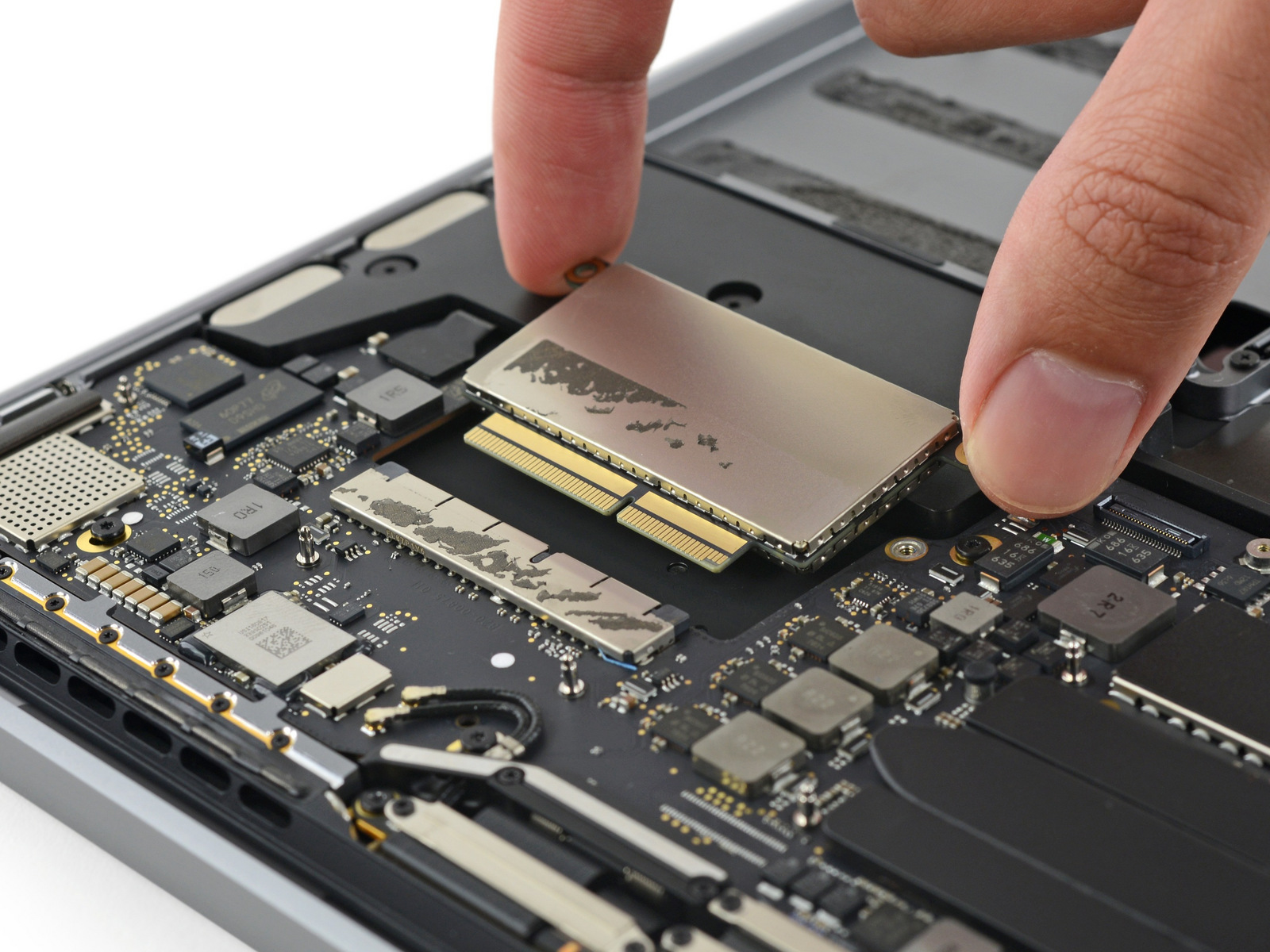 Mauvaise surprise : le SSD est soudé sur le MacBook Pro Touch bar