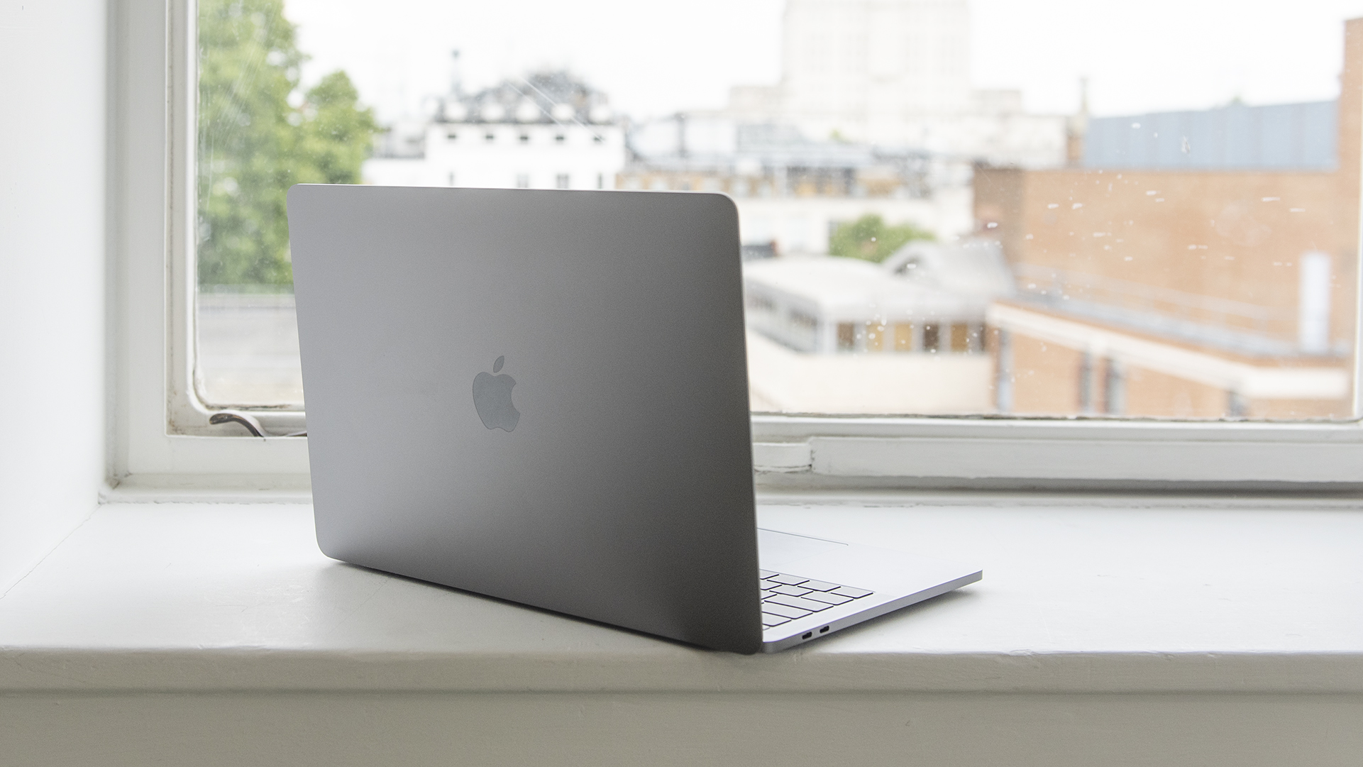apple_macbook_pro_13_back_look.jpg
