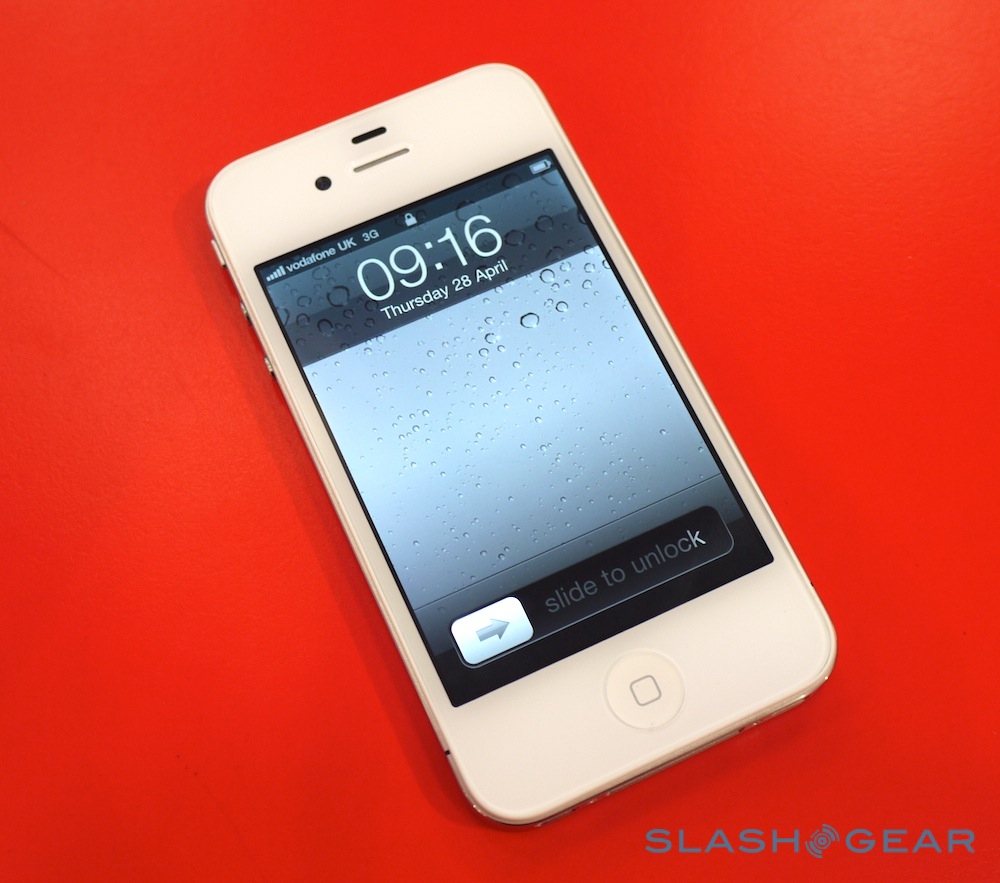 white_iphone_4_hands-on_sg_10.jpg