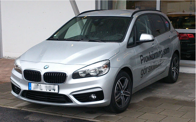 640px-BMW_F45_fl.jpg