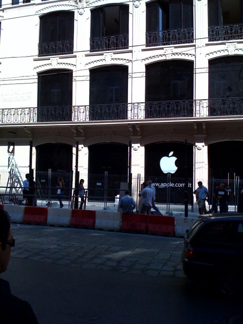 apple_store_via_rizzoli_bologna.jpg