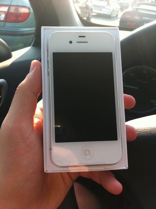 130625-white_iphone_4_be_sold_3.jpg