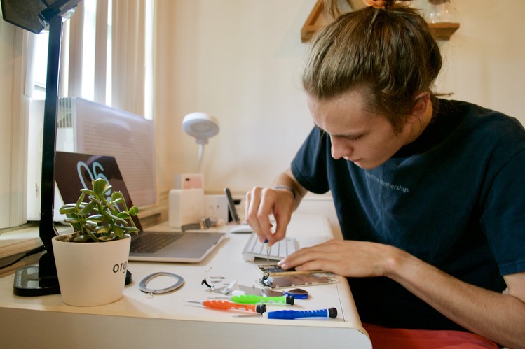 iphone-screen-repair-teens.jpg