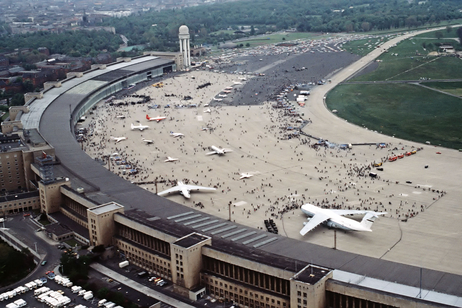 FlughafenBerlinTempelhof1984.jpg