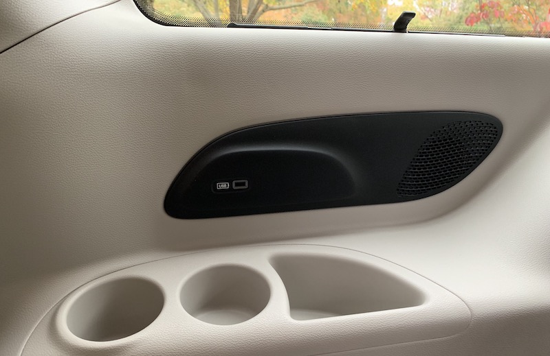 pacifica_rear_usb_port.jpg