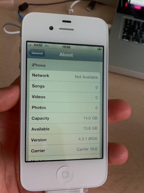 133029-white_iphone_4_be_sold_4.jpeg