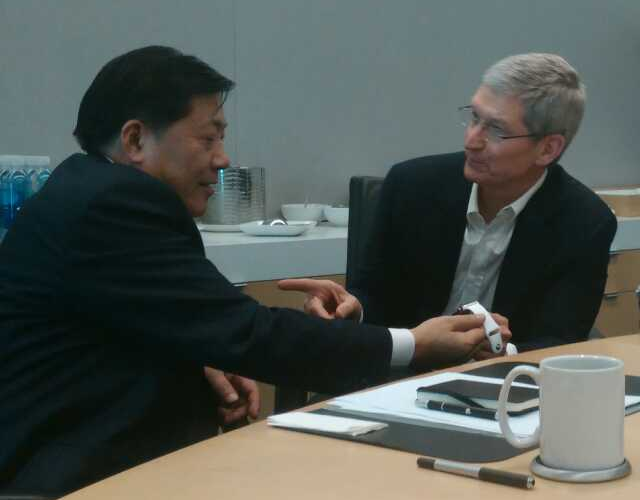 tim-cook-watch-china.png